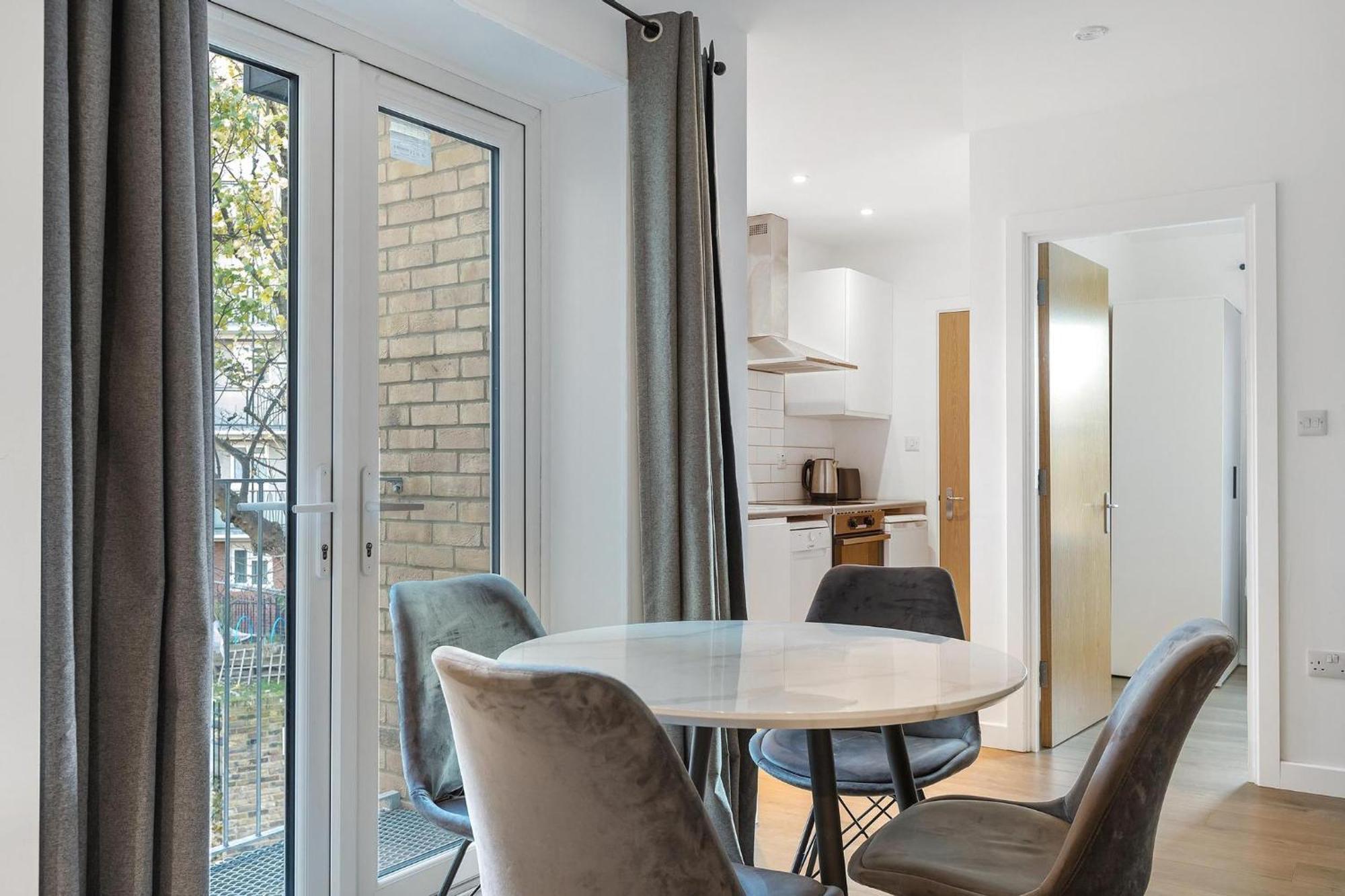 Prime Location Flats Apartment *